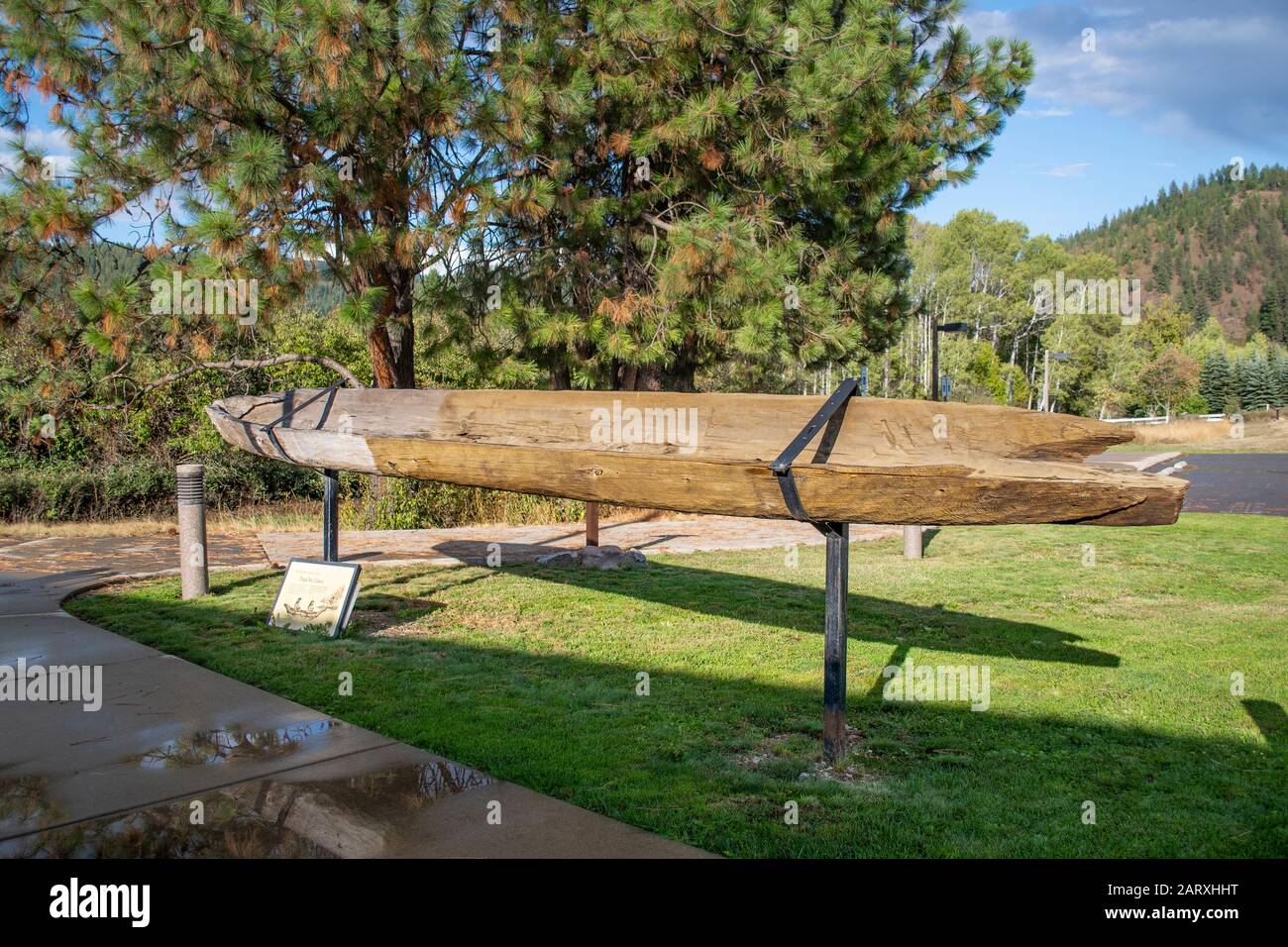 Un ancien canot creusé utilisé par la Tribu coeur d'Alene des Indiens d'Amérique dans le parc national Old Mission à Cataldo, Idaho, États-Unis. Banque D'Images