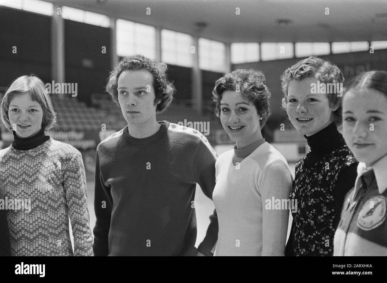 Formation de championnats nationaux de compétition artistique à la patinoire Jaap Eden; Diana de Leeuw et Rob Ouwerkerk Date : 16 janvier 1975 mots clés : CHAMPIONSIES, nom De La Personne combattant l'art : Diana de Leeuw, Ouwerkerk, Rob Banque D'Images