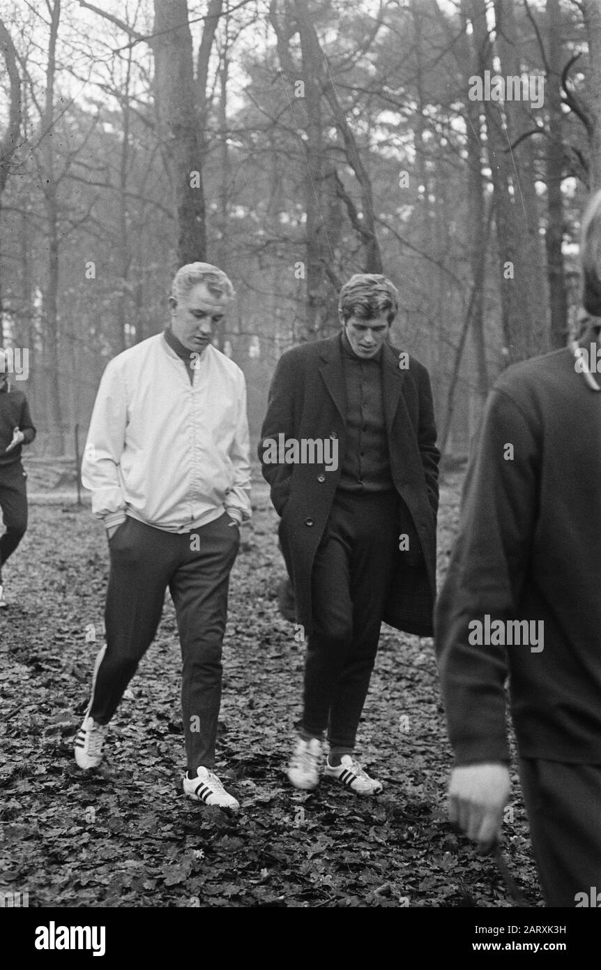 Entraînement de l'équipe néerlandaise, qui jouera contre l'Angleterre dans le centre sportif KNVB à Zeist. Piet Keizer et entraîneur national Kessler pendant la promenade forestière Date: 12 Janvier 1970 lieu: Zeist mots clés: Entraîneurs, football, footballeurs, randonnée Nom personnel: Keizer, Piet, Kessler, Georg Banque D'Images