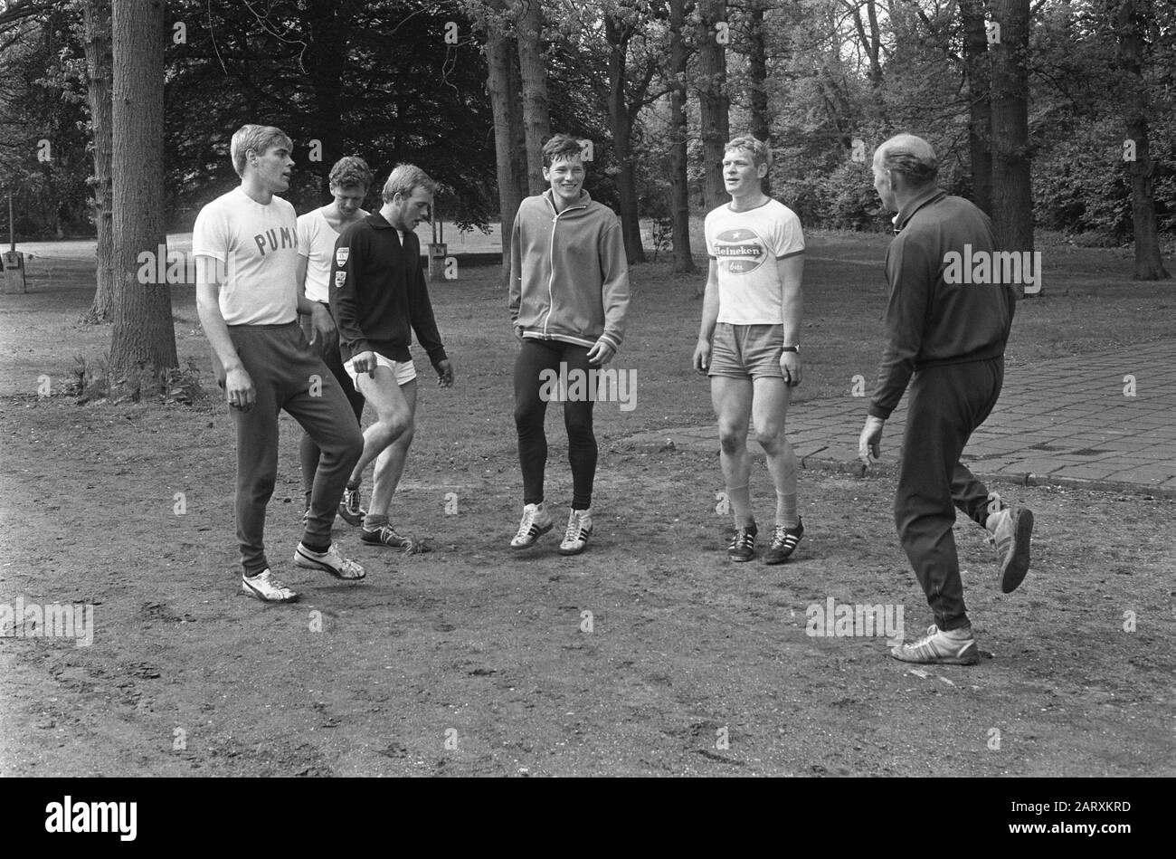 Formation de l'équipe de patinage aux DIRECTEURS INFORMATIQUES de Overveen. Entraîneur Holleboom (à droite) pendant l'entraînement, à gauche Schenk Date: 18 mai 1968 lieu: Overveen mots clés: Équipes de patinage, formations Nom De La Personne: Holleboom, , Schenk, Ard Banque D'Images