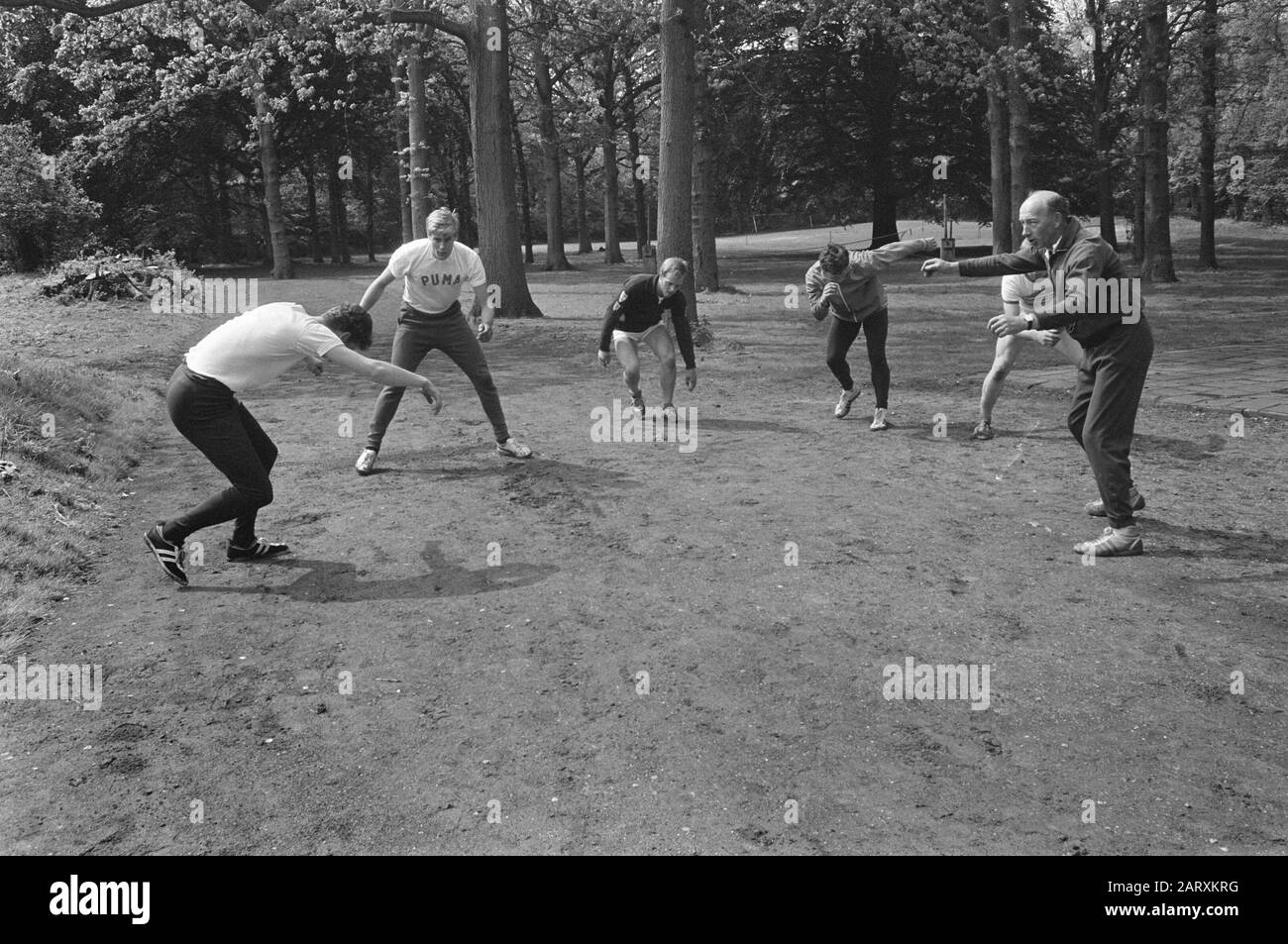 Formation de l'équipe de patinage aux DIRECTEURS INFORMATIQUES de Overveen. Entraîneur Holleboom (à droite) pendant la formation, à gauche Schenk Date: 18 mai 1968 lieu: Overveen mots clés: Équipes de patinage, formations Nom De La Personne: DSI Banque D'Images
