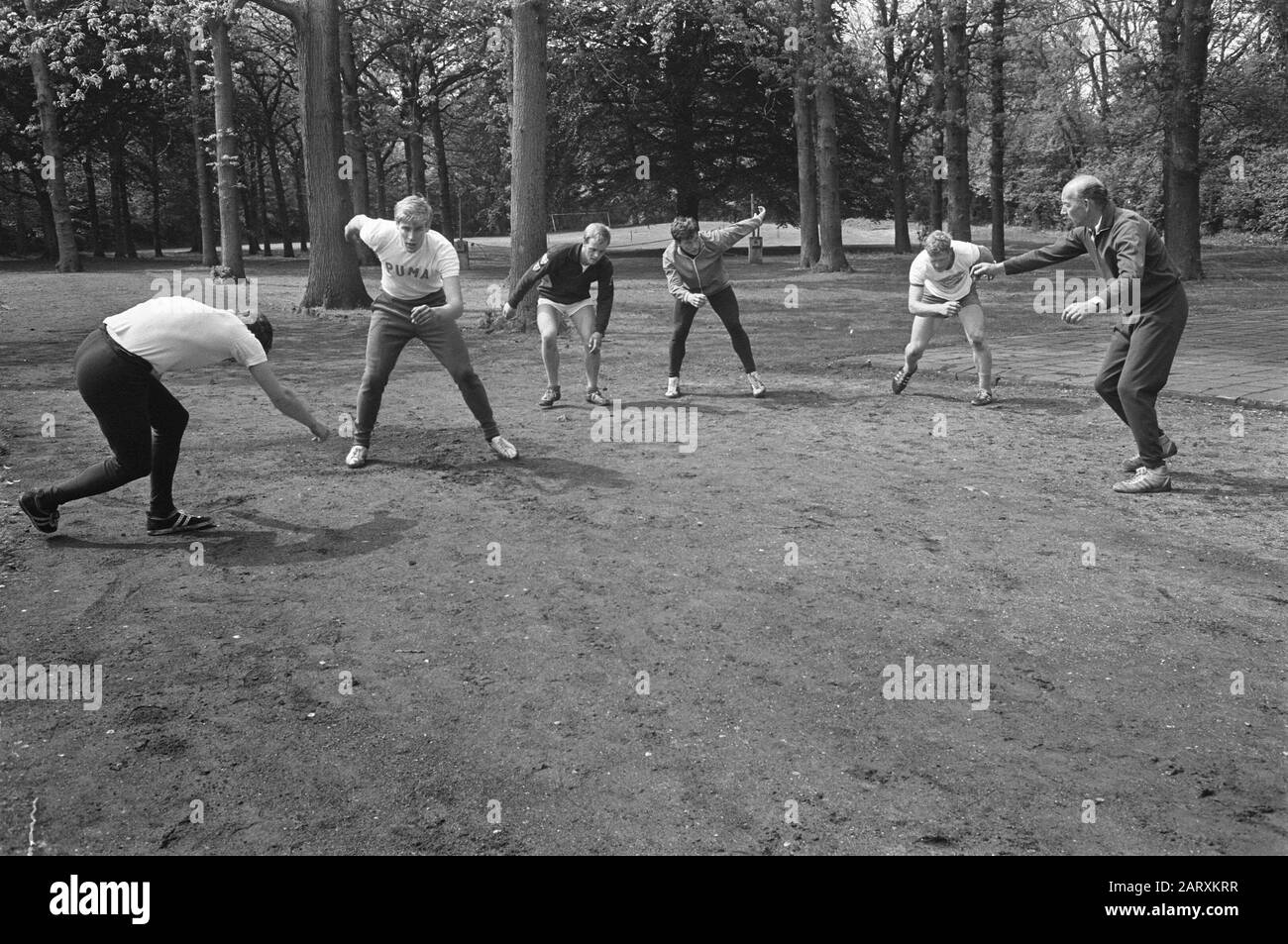 Formation de l'équipe de patinage aux DIRECTEURS INFORMATIQUES de Overveen. Entraîneur Holleboom (à droite) pendant la formation, 2ème à partir de gauche Schenk Date: 18 mai 1968 lieu: Overveen mots clés: Équipes de patinage, formations Nom De La Personne: CIO, Schenk, Ard Banque D'Images