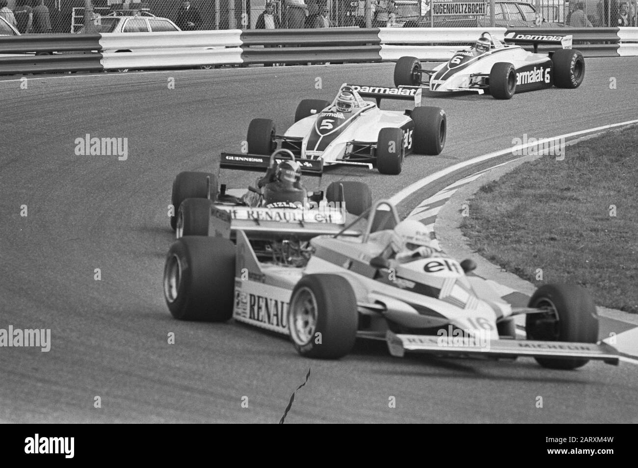 Formation sur le circuit de Zandvoort dans le cadre du Grand Prix dimanche prochain entraînement du Grand Prix Formule 1 de 1981 au circuit de Zandvoort. Direction de Renë Arnoux dans une Renault (No 16), deuxième Nelson Piquet dans un Brabham-Ford (No 5) et troisième équipier Hector Rebaque à Brabham-Ford (No 6) Date: 28 août 1981 lieu: Noord-Holland, Zandvoort mots clés: Courses automobiles, pistes, voitures de course Nom personnel: Arnoux, René, Piquet, Nelson, Rebaque, Hector Banque D'Images