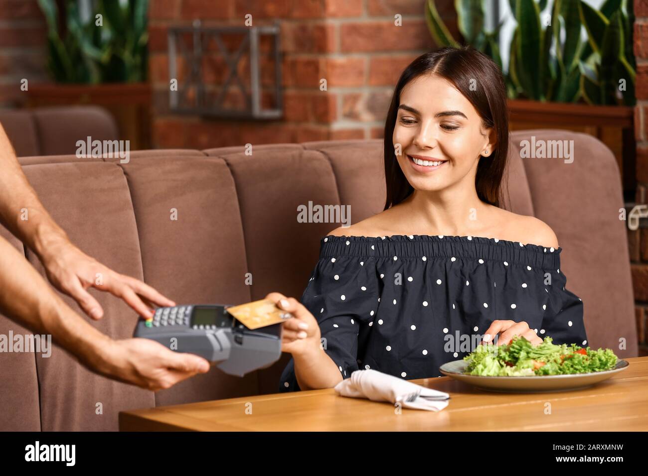 Femme de payer le projet de loi dans le restaurant via la borne Banque D'Images