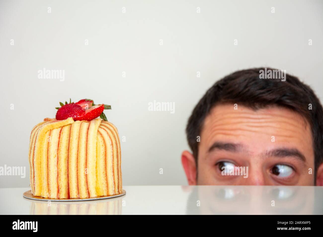 Homme regardant un gâteau Banque D'Images