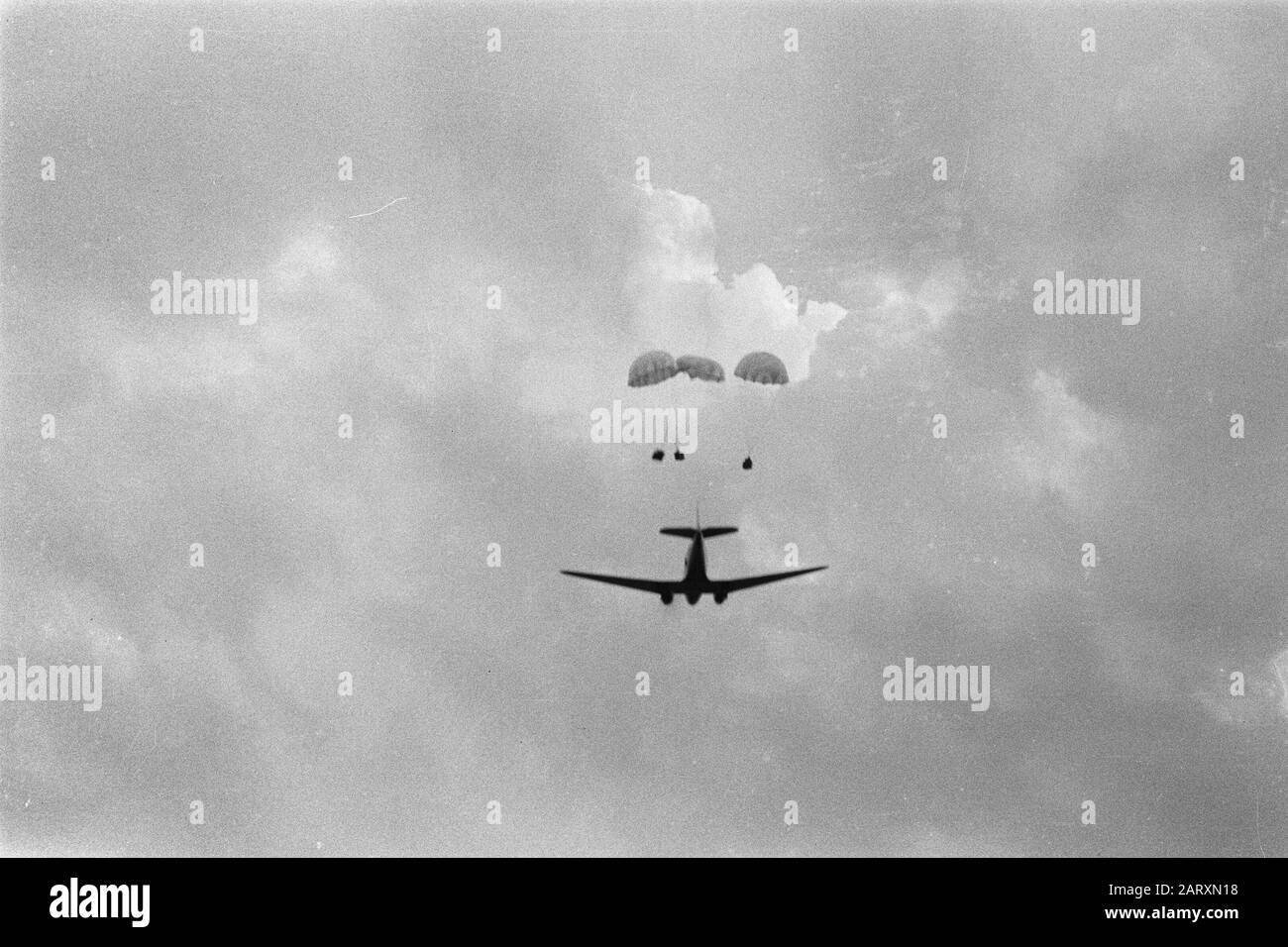 Secteur Bandoeng [transport aérien de marchandises en fonte à parachute] Date: 21 juillet 1947 lieu: Bandoeng, Indonésie, Java, Hollandais East Indies Banque D'Images