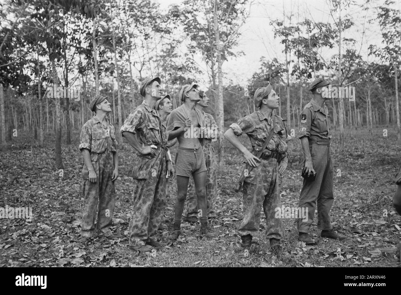 Secteur Bandoeng [avion de transport jetant des marchandises à parachute] [récepteurs à la recherche] Date: 21 juillet 1947 lieu: Bandoeng, Indonésie, Java, néerlandais-Inde Banque D'Images