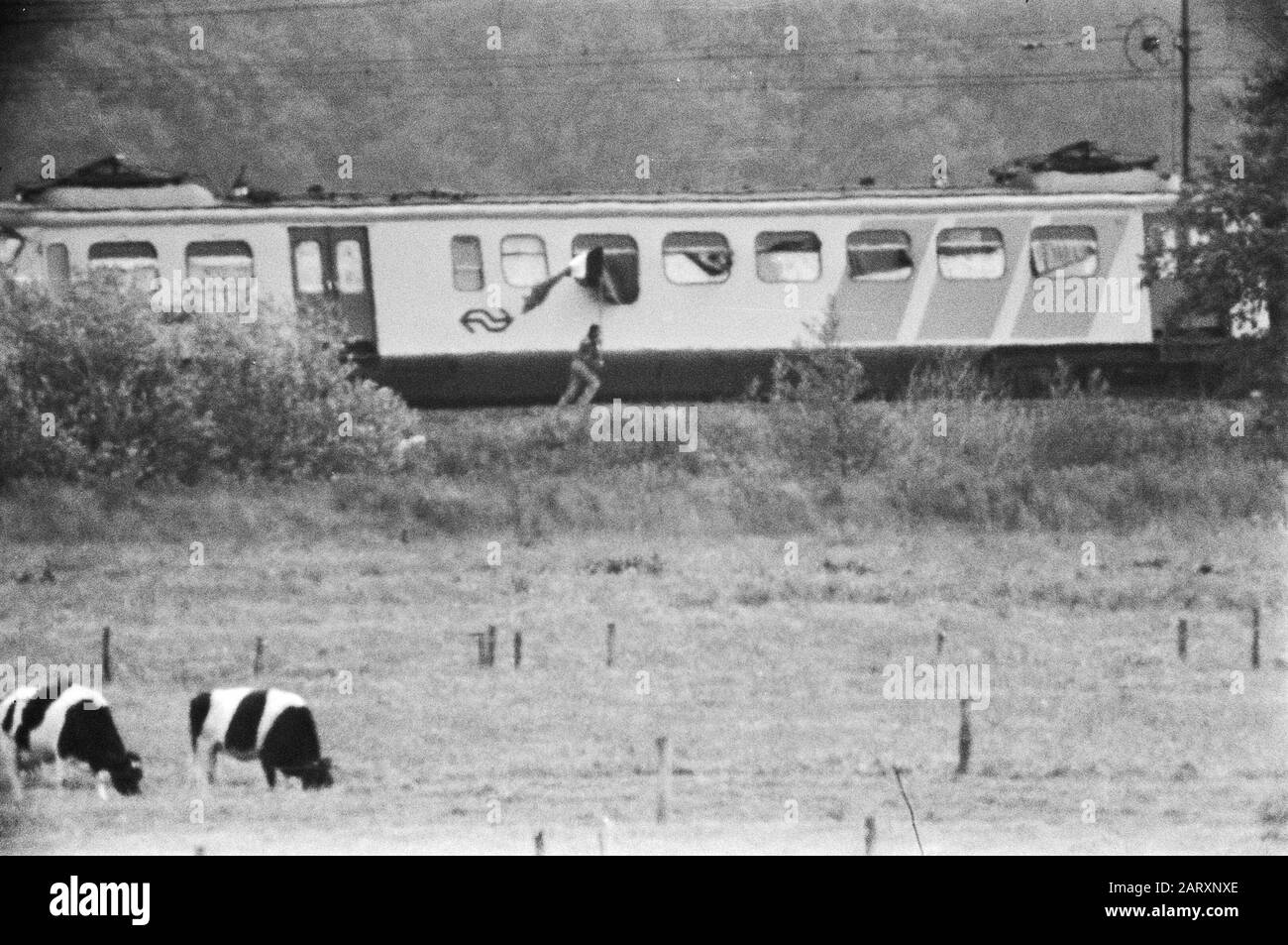 Jour 14 du détournement de train à de Punt. Prise d'otages en train à de Punt (14ème jour); l'un des pirates de l'air amène le drapeau RMS à l'entrée du train. Banque D'Images