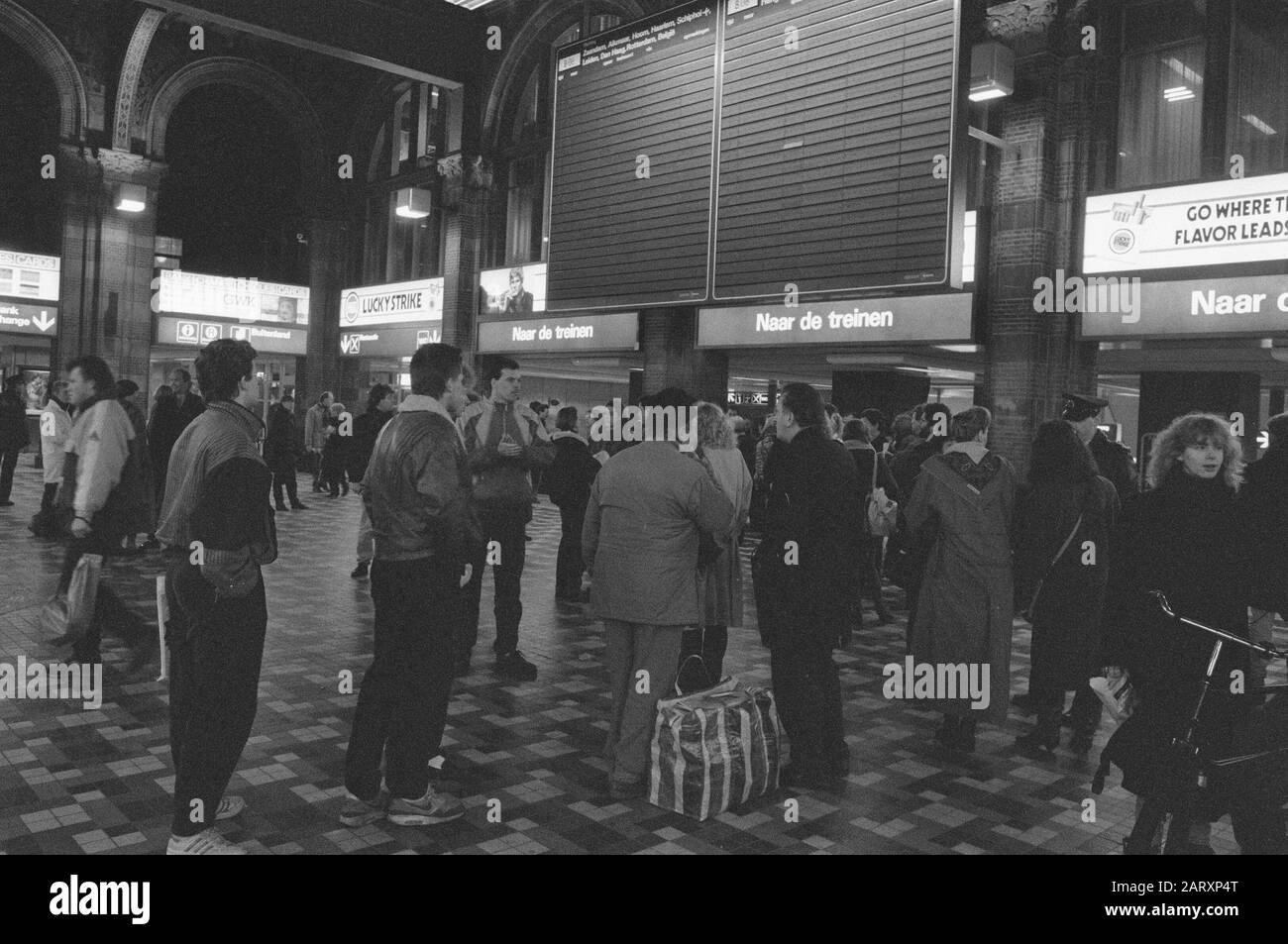 Coupure de courant à la gare centrale d'Amsterdam les voyageurs se tiennent au panneau de départ vide dans le hall de la gare centrale Date: 1 février 1989 lieu: Amsterdam, Noord-Holland mots clés: Gares, pannes de courant, voyageurs de train Banque D'Images