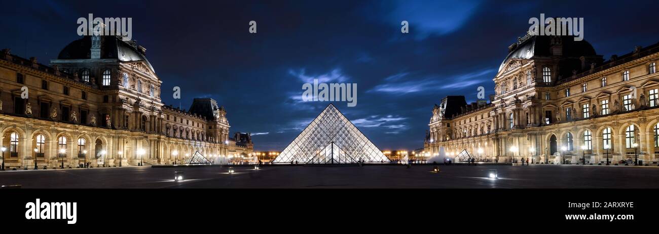 Paris - 25 septembre 2013 : vue panoramique sur le musée du Louvre la nuit à Paris. Le célèbre Louvre est l'une des principales destinations touristiques de France. Magnifique poêle Banque D'Images