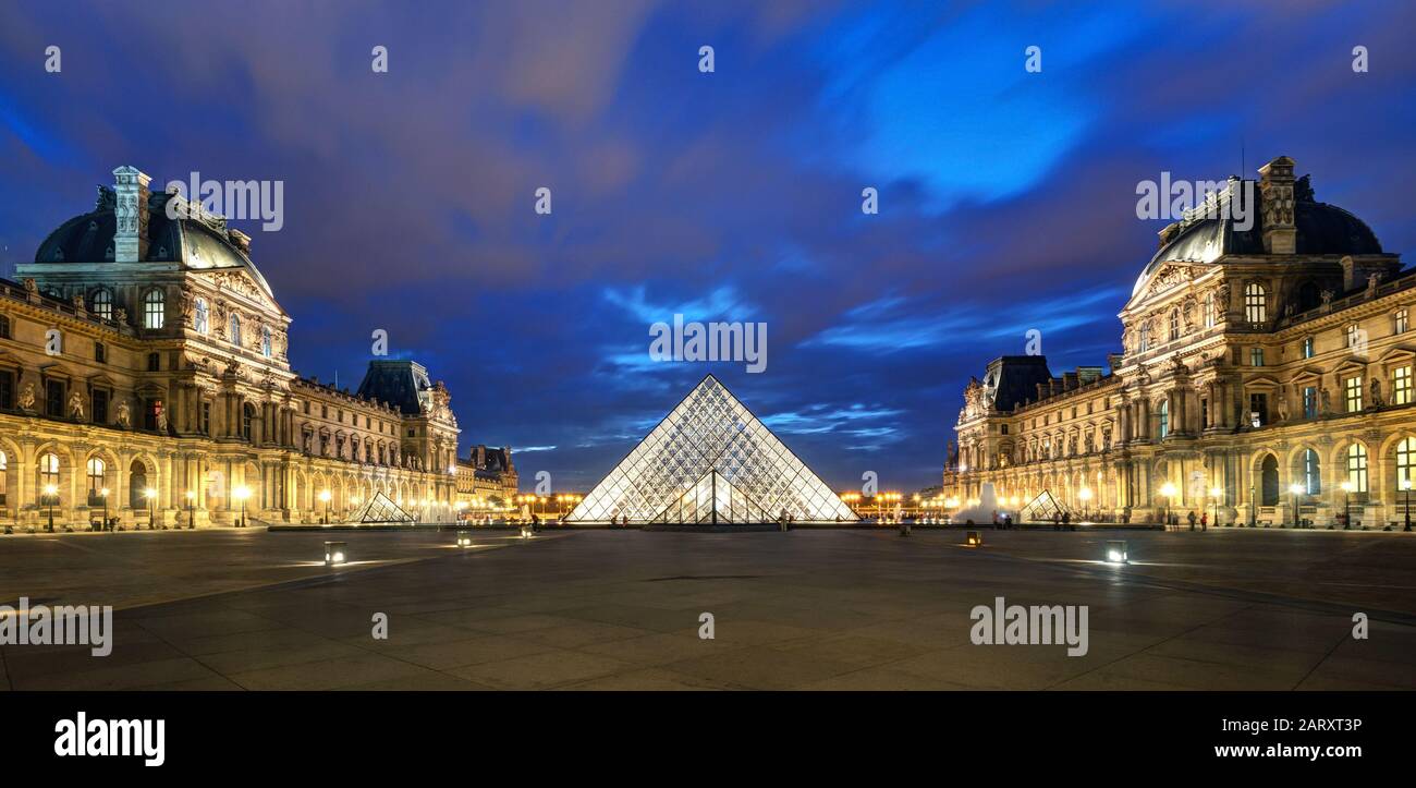 Paris - 25 SEPTEMBRE : Musée du Louvre dans la nuit le 25 septembre 2013 à Paris. Le Louvre est l'un des plus grands musées au monde et l'un des plus grands musées du monde Banque D'Images