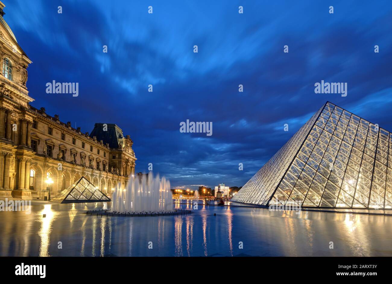 Paris - 25 SEPTEMBRE : Musée du Louvre dans la nuit le 25 septembre 2013 à Paris. Le Louvre est l'un des plus grands musées au monde et l'un des plus grands musées du monde Banque D'Images