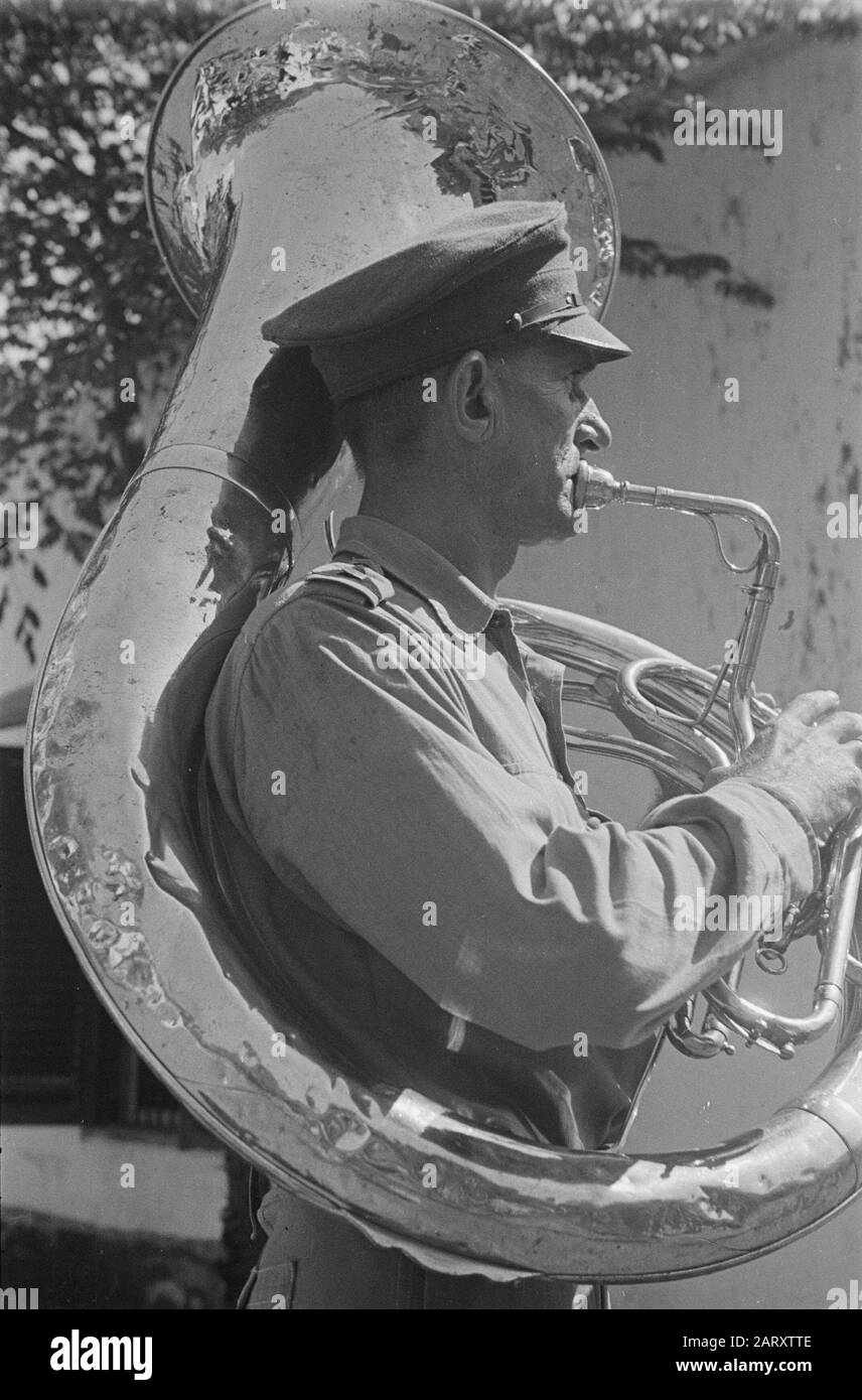 Musique du personnel KNIL Tuba-Player Date: Avril 1947 lieu: Indonésie, Pays-Bas East Indies Banque D'Images