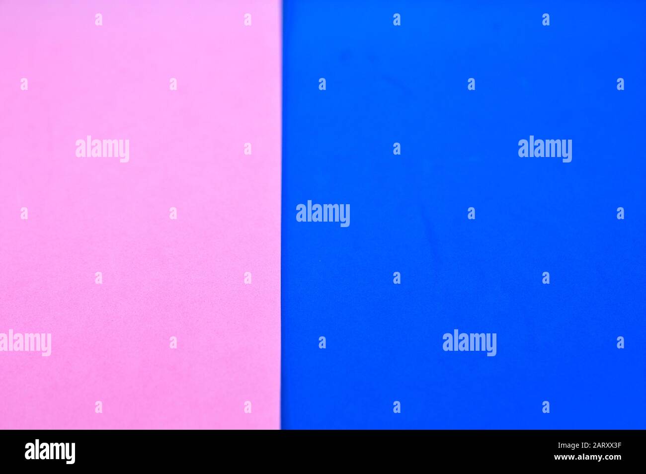 Image d'arrière-plan de deux couleurs rose et bleu. La surface vue d'en haut a une texture grunge. Plat, avec espace de copie Banque D'Images