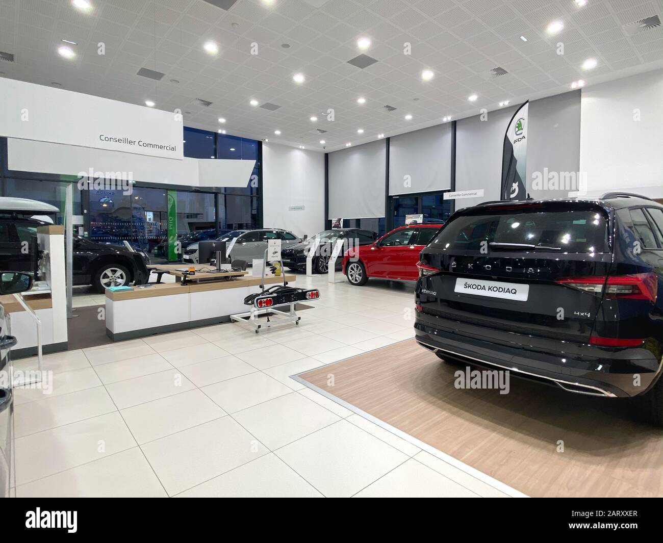 Paris, France - 25 octobre 2019 : vue ultra Grand angle de l'intérieur du  hall d'exposition de la concession automobile avec plusieurs voitures Skoda  à l'intérieur Photo Stock - Alamy