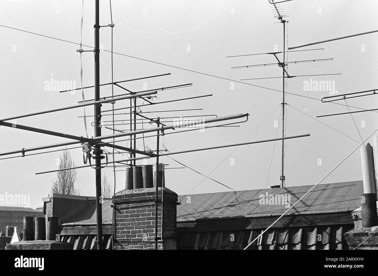 Antennes de télévision sur les toits Date : 25 avril 1966 mots clés : ROAKEN Banque D'Images