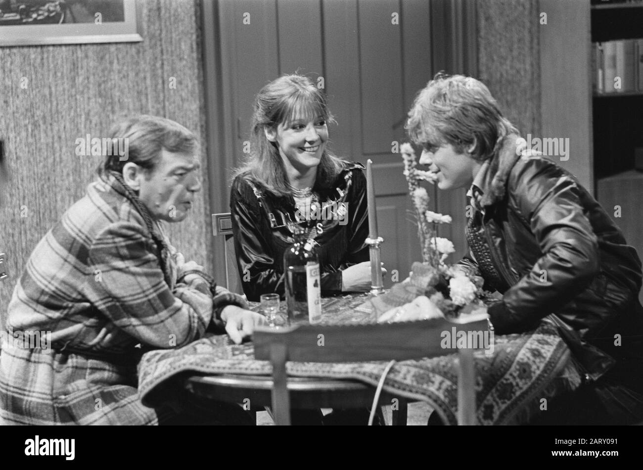 Série TV Pleisterkade de KRO; v.l.n.n. Jan Blaaser, Marlous Fluitsma Et Willem Noise Date : 21 Octobre 1976 Mots Clés : Série Tv Nom Personnel : Blaaser, Jan, Fluitsma, Marlous, Noise, Willem Nom De L'Établissement : Ms Willem Ruys Banque D'Images