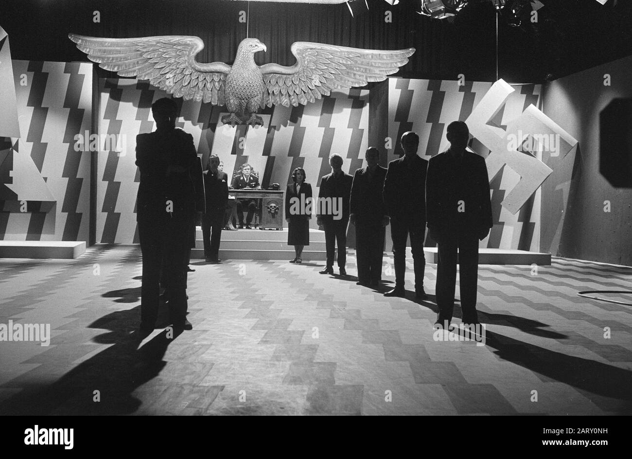 Les Juifs de télévision ne habitaient pas pour AVRO; Wim de Haas dans une scène près de l'affranchissement Date: 4 février 1971 mots clés: Scènes, pièces de télévision Nom de l'institution: Avro Banque D'Images