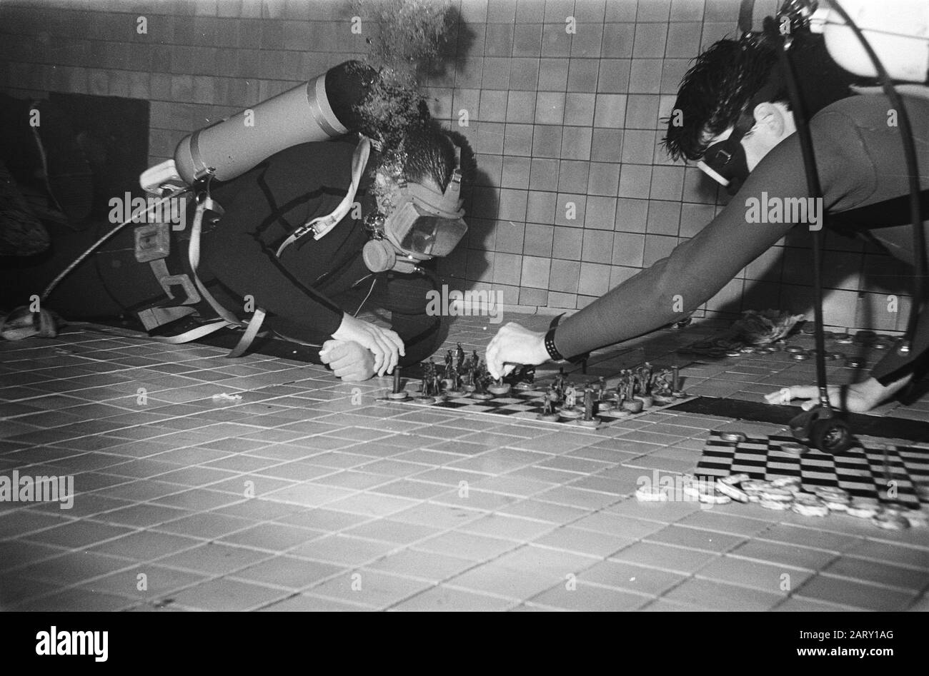 Les membres de l'équipe de plongée Amsterdam veulent rester sous l'eau pendant 36 heures Deux plongeurs jouent aux échecs sous l'eau Date: 27 août 1983 lieu: Amsterdam, Noord-Holland mots clés: Plongeurs, plongée, disques, échecs Banque D'Images