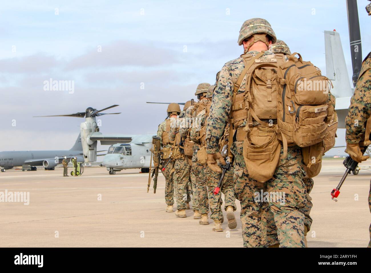 Les marines américaines à but spécial Marine Air-Ground Task Force-Crisis Response-Africa 20.1, Marine Forces Europe et Afrique, font leur chemin pour monter à bord d'un MV-22 Osprey lors d'une répétition rapide du profil de mission de la force d'intervention à la base aérienne de Morón, en Espagne, le 17 janvier 2019. La répétition a accru la capacité des marines à mener des procédures de liaison, sur place et en route de stabilisation des traumatismes, ainsi que des opérations offensives et défensives. Le SPMAGTF-CR-AF est déployé pour mener des opérations de réponse aux crises et de sécurité théâtrale en Afrique et pour promouvoir la stabilité régionale en menant un programme d'entraînement militaire à militaire Banque D'Images