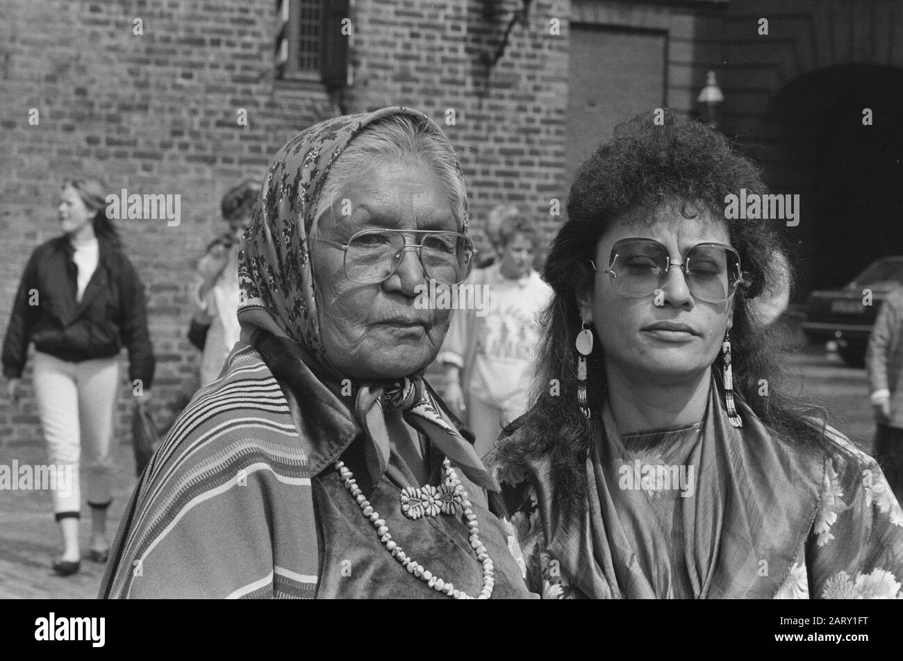 Deux femmes indiennes à la Cour intérieure pour attirer l'attention sur le plan d'expulsion d'un grand groupe d'Indiens Navajo en Arizona (Big Mountain) aux États-Unis; positions/Date: 23 juin 1987 lieu: Amérique, Arizona, Binnenhof, La Haye, Zuid-Holland mots clés: Indiens Banque D'Images