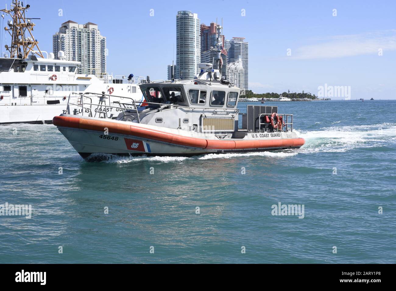 Un équipage de 45 pieds Response Boat-Medium de la Garde côtière de Miami Beach est en cours à Miami, en Floride, le 28 janvier 2020. Une zone de sécurité a été mise en place dans la baie Biscayne en vue de la circulation du Super Bowl. Photo De La Garde Côtière Par Petty Officer 3ème Classe Brandon Murray. Banque D'Images