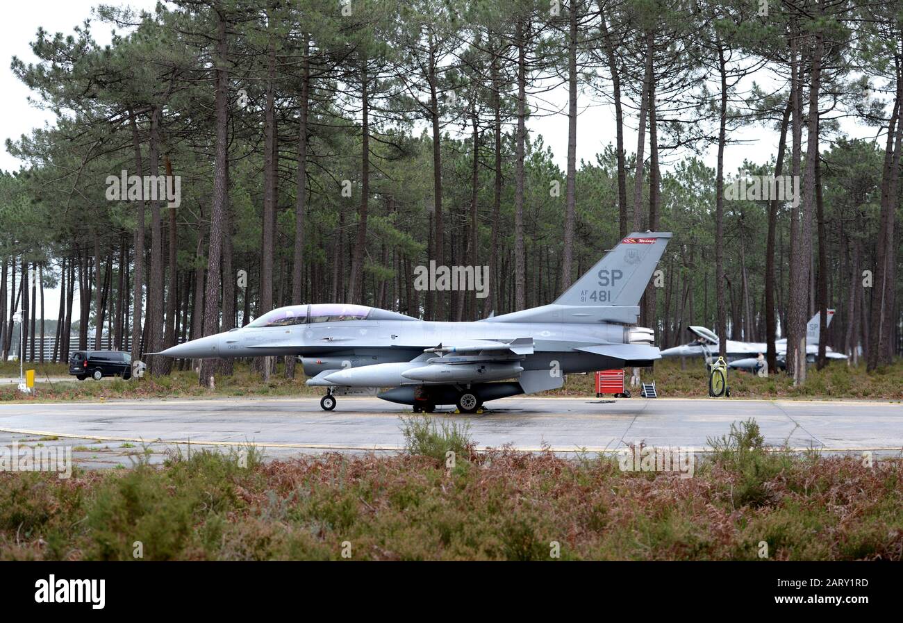 Un faucon de combat F-16 D du 480ème Escadron de chasse, Spangdahlem Air base, Allemagne, arrive à Monte Real, Portugal, le 28 janvier 2020. L'avion est l'un des nombreux à arriver au Portugal d'Allemagne pour participer à un déploiement d'entraînement en vol avec les 201ème et 301ème FS de l'armée de l'air portugaise à la base aérienne de Monte Real tout au long du mois de février. (ÉTATS-UNIS Photo de la Force aérienne par le Sgt principal. Austin M. May/PUBLIÉ) Banque D'Images