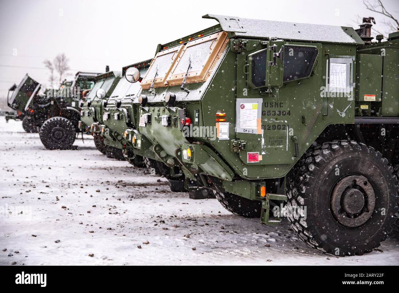 U.S. marines with Transportation Services Company, combat Logistics Battalion 4, combat Logistics Regiment 3, 3ème Marine Logistics Group, se préparer à partir d'un effort De remplacement De système De véhicule Logistique pendant l'exercice Northern Viper sur Yausubetsu Training Area, Hokkaido, Japon, 20 janvier 2020. Le personnel actuellement affecté À l'Élément de commande logistique pour l'exercice Northern Viper se prépare aux opérations à venir. Northern Viper est un exercice d'entraînement régulier conçu pour améliorer l'interopérabilité de l'Alliance des États-Unis et du Japon en permettant aux unités d'infanterie de maintenir le TH Banque D'Images