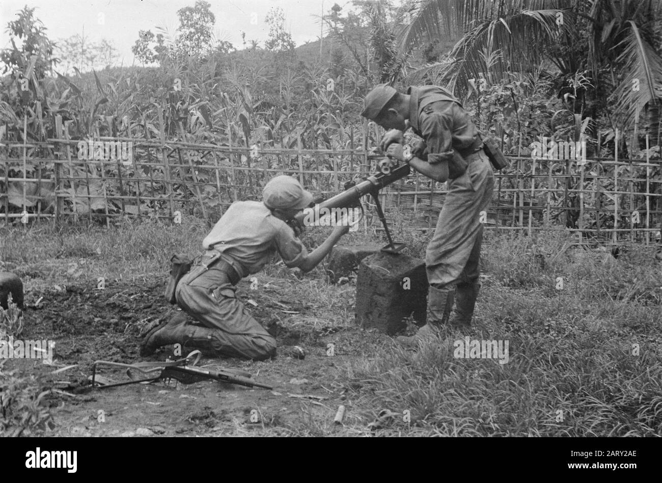 Subang et environs Deux soldats travaillant sur une arme anti-char britannique PIAT Date : 1er décembre 1947 lieu : Indonésie, Antilles néerlandaises Banque D'Images