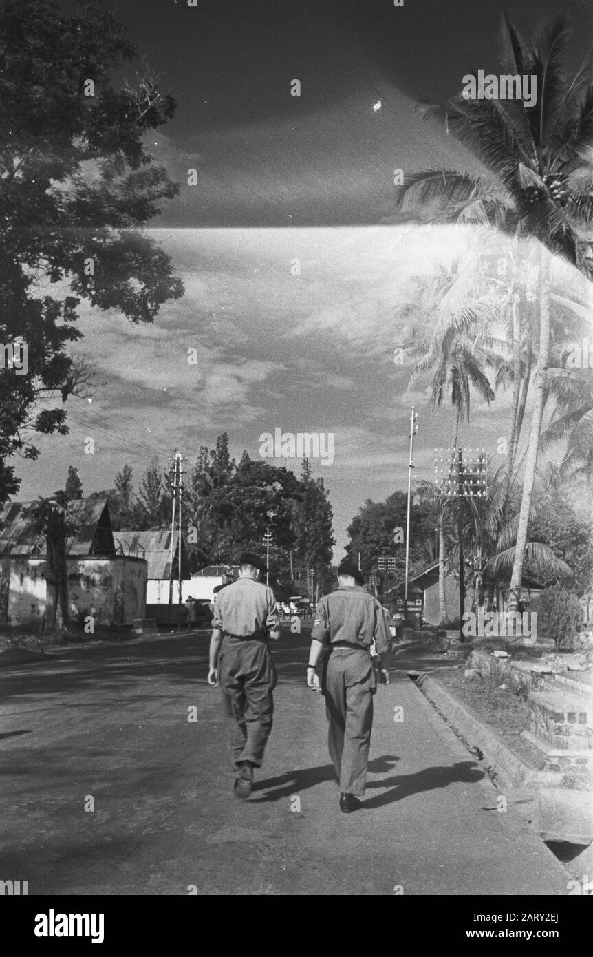 Dimanche humeur à Tjianjjoer Deux laits d'une unité de cavalerie prendre une promenade le long de la rue Date: 13 juillet 1947 lieu: Cianjur, Indonésie, Pays-Bas East Indies Banque D'Images