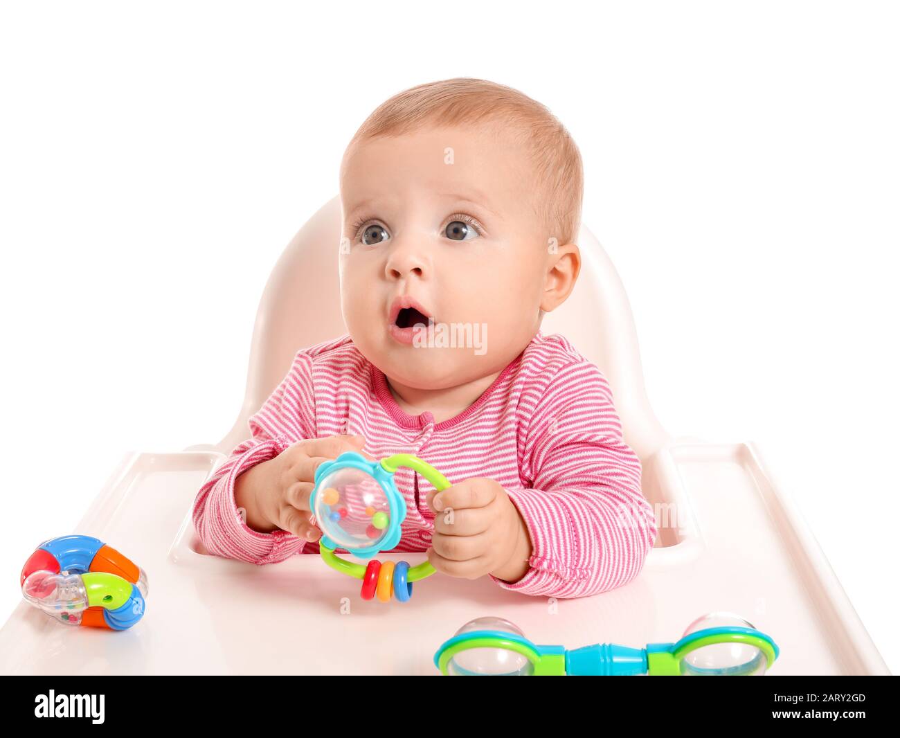 Portrait d'un petit bébé mignon assis dans une chaise haute sur fond blanc Banque D'Images