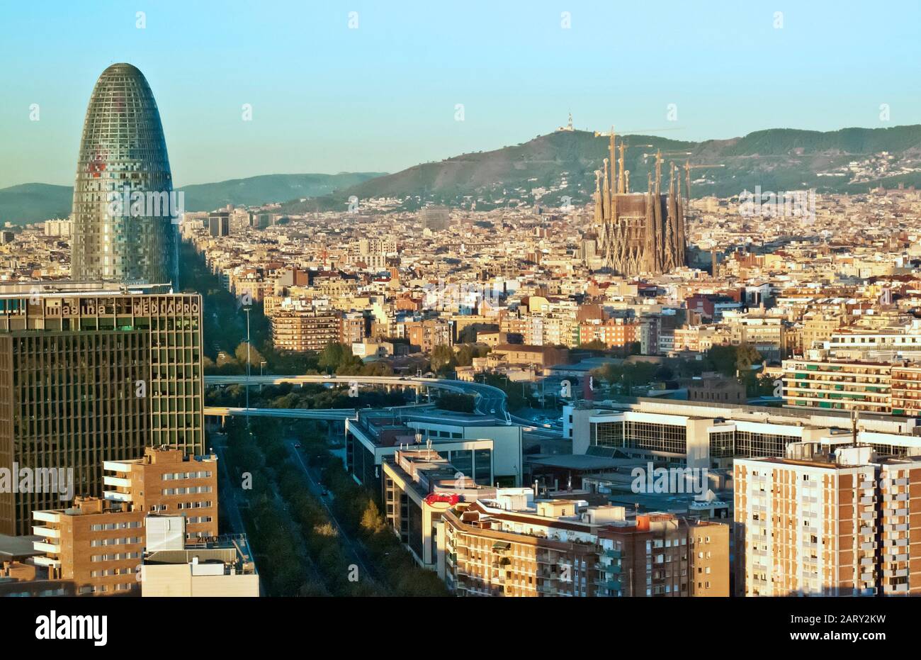 Gratte-ciel de Barcelone avec Torre Agbar et église de la Sagrada Familia Banque D'Images