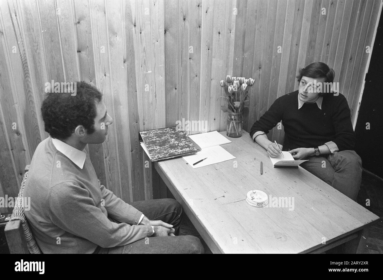 Rechtswinkel a ouvert dans le centre de quartier Notre maison dans le Jordaan à Amsterdam Deux personnes en conversation Date: 18 avril 1972 lieu: Amsterdam, Noord-Holland mots clés: Maisons communautaires, ouvertures, magasins juridiques Banque D'Images