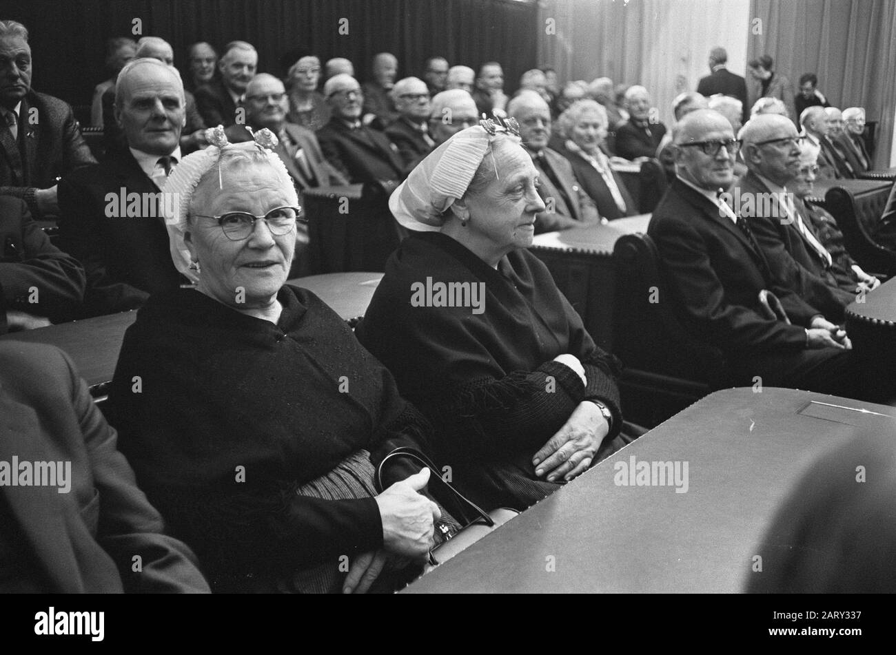 Enregistrements pour l'émission de télévision 1 sur dix du NCRV à la Chambre Des Représentants à la Haye Deux pêcheurs de Scheveningen assis dans les bancs remplis de personnes de plus de 65 ans Date: 22 novembre 1965 lieu: La Haye, Zuid-Holland mots clés: Personnes âgées, costume, émissions de télévision Nom institutionnel: Maison Banque D'Images