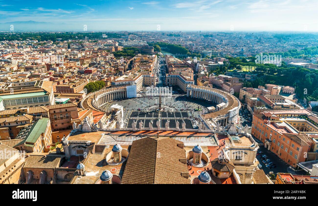 Horizon de Rome, Italie. Vue panoramique sur la vieille Rome depuis la basilique Saint-Pierre de la Cité du Vatican. Magnifique paysage urbain de Rome en été. Paysage de la Rome c Banque D'Images