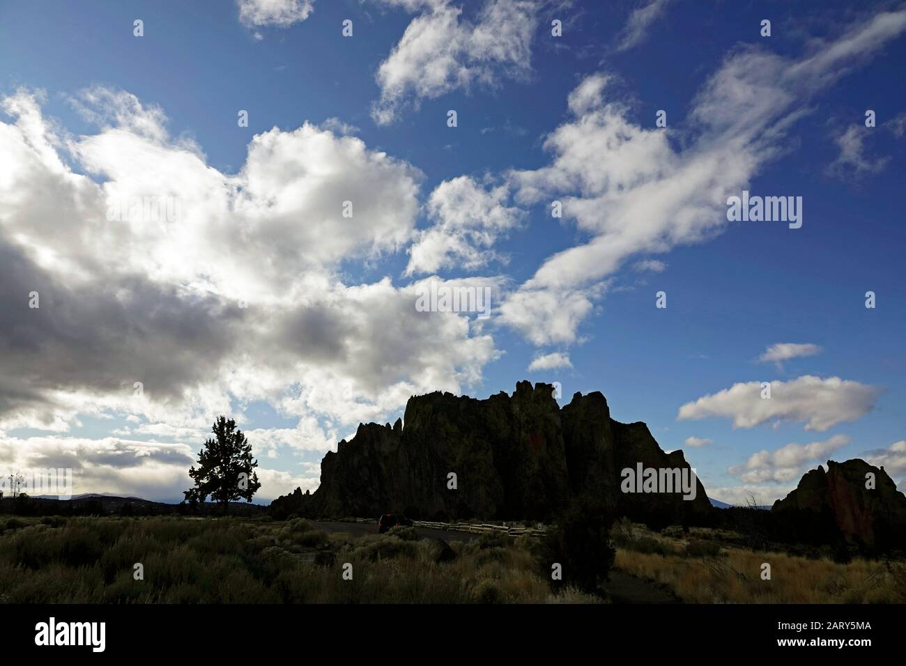 Formations de nuages au-dessus du parc national de Smith Rock en Oregon, près du village de Terrebonne. Fait de tuf, ou de cendres volcaniques trempées, le Rocher a été érodé Banque D'Images