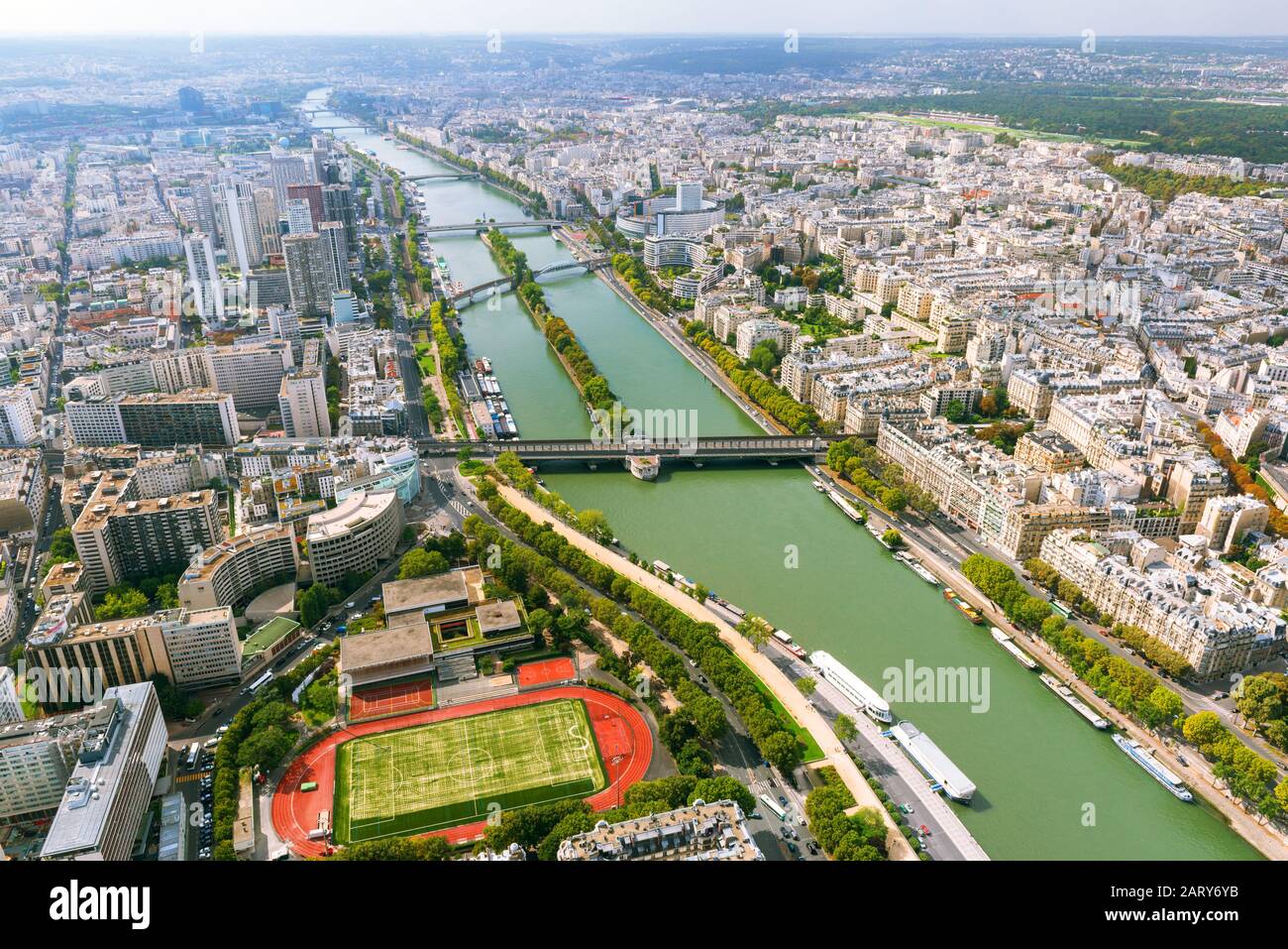 Vue sur Paris depuis la Tour Eiffel, France. La Seine. Banque D'Images