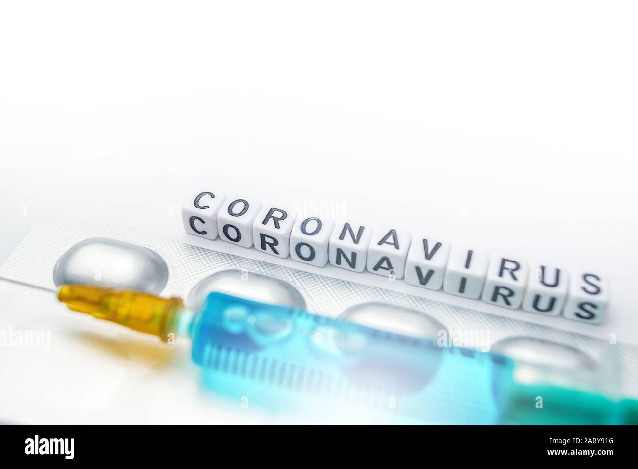 Nouveau virus corona - 2019-nCoV, éclosion du virus CORONA DE WUHAN. Contagion, incubation, vices de lettres sur seringue Banque D'Images
