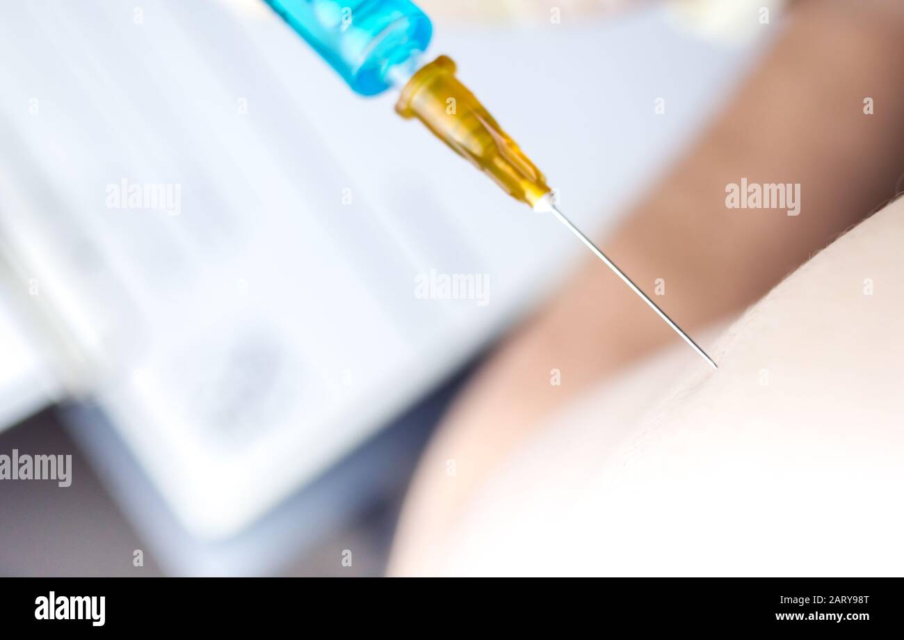 Le patient reçoit une dose de vaccin au bureau des médecins Banque D'Images