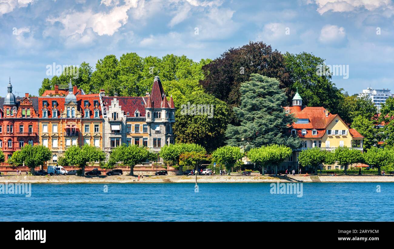 Constance ou Konstanz en été, Allemagne. Vue panoramique sur la côte du lac de Constance (Bodensee). Panorama du remblai dans le centre de Constance avec le beaufu Banque D'Images