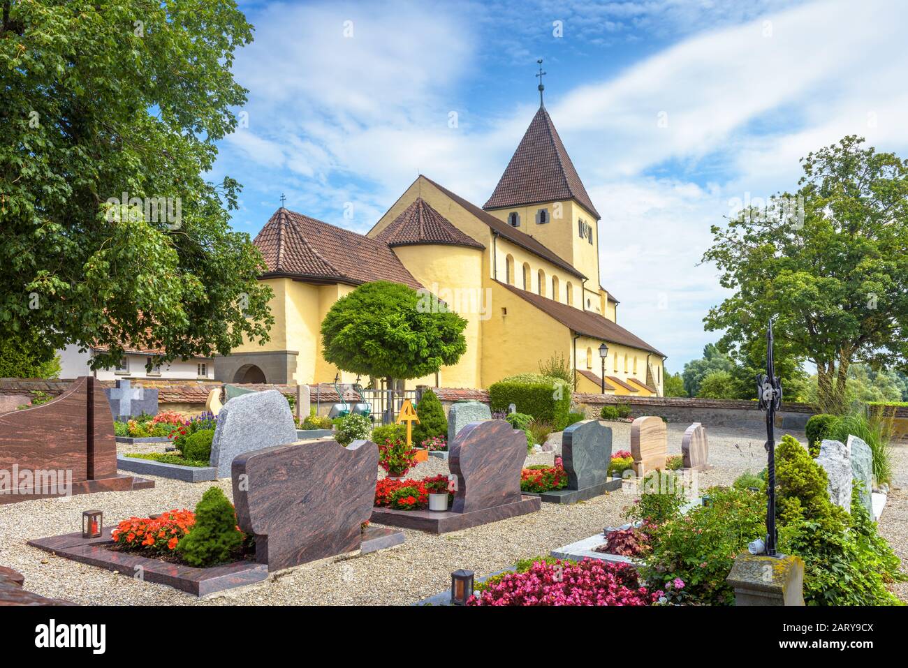 Cimetière par ancienne église de St George sur l'île Reichenau, Allemagne. Cette église médiévale est une attraction touristique de Baden-Wurttemberg. Vue panoramique sur fa Banque D'Images