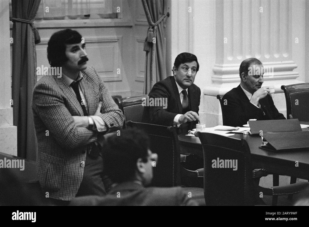 Tweede Kamer, interpellation concernant la participation Ned. Team at mini-wk Uruguay, Van der Bergh (interpellant Wallis de Vries en Van der Klaauw Date : 4 décembre 1980 lieu : la Haye, Zuid-Holland mots clés : Debatten, Interpellations Nom personnel : van der Bergh, Wallis de Vries, Gerard Banque D'Images