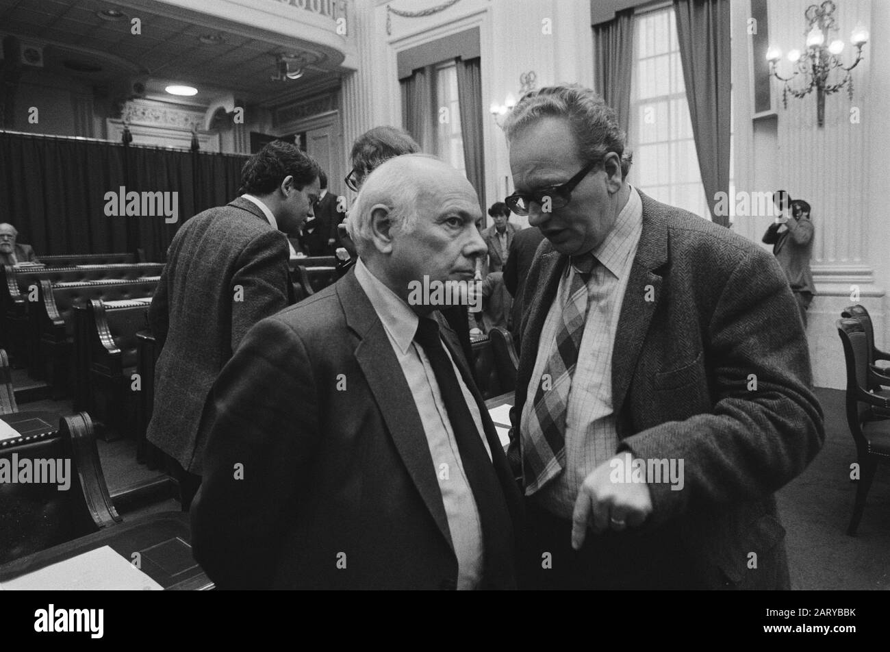 Deuxième chambre, débat d'urgence sur le chantier naval d'Amsterdam NSM; Den Uyl (l) en conversation avec Bakker (CPN) Date: 24 février 1981 mots clés: Débats de chambre, ministres, politique, chantiers navals Nom personnel: Uyl, Joop den Banque D'Images