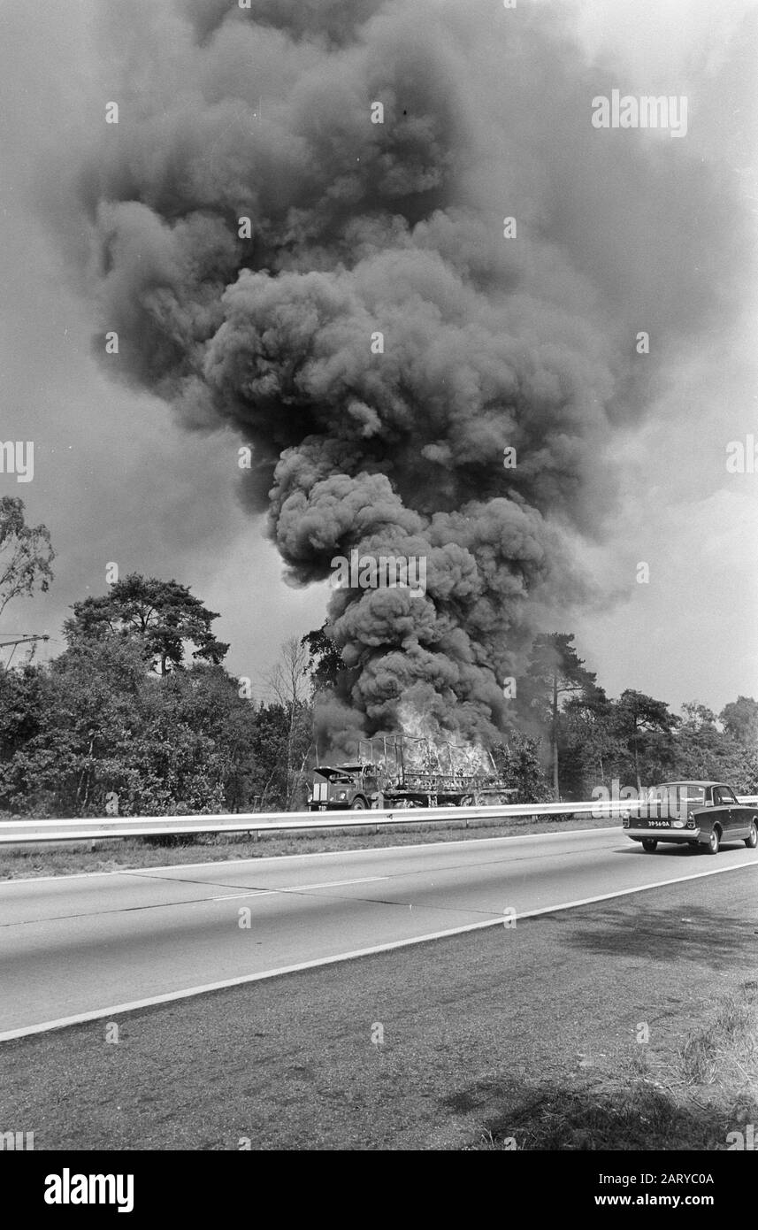 Camion avec revêtements de sol sur la route Utrecht- Amsterdam Date: 24 juillet 1967 lieu: Amsterdam, Utrecht mots clés: Sol, feux, camions Banque D'Images