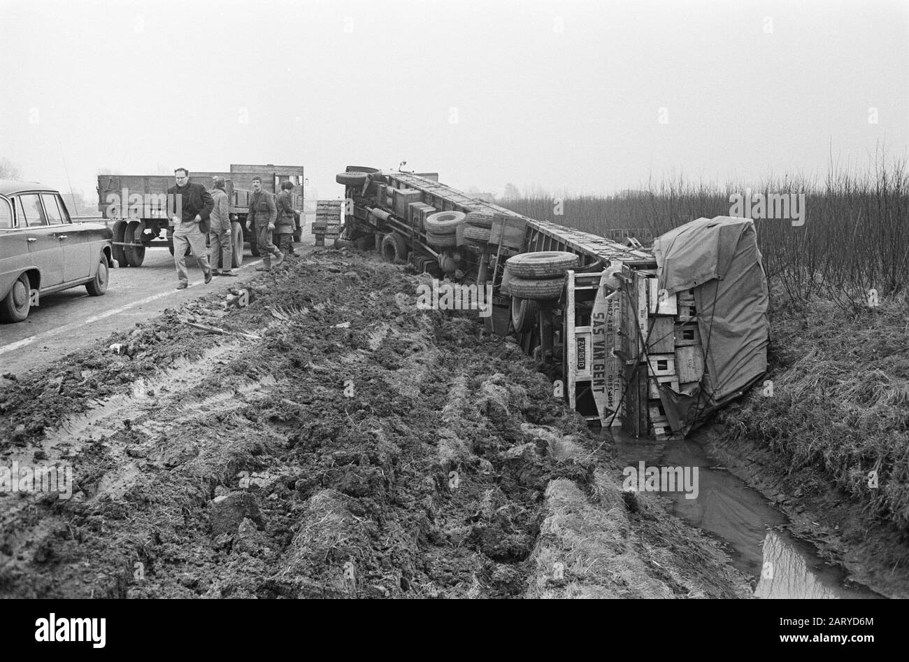 Combinaison de camions chargée de caisses de soda a frappé de la route Date: 4 janvier 1969 Banque D'Images