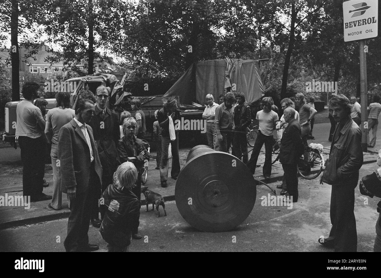 Accident à Amsterdam où un cachet de navire est sorti d'un camion sur la route et atterri à côté des camions de véhicules endommagés, accidents de la route Date: 8 juillet 1975 lieu: Amsterdam, North -Holland mots clés: Accidents de la circulation, camions Banque D'Images