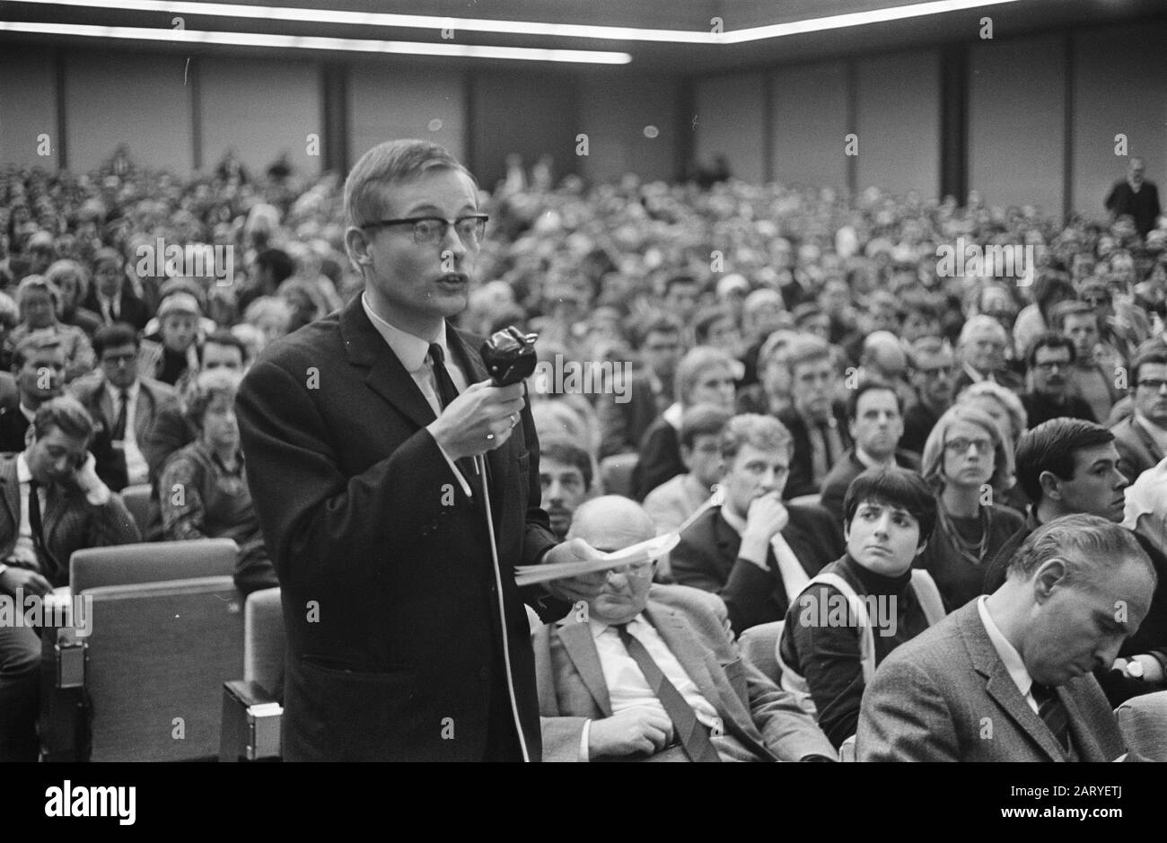 Teach-In collision '66 dans la RAI à Amsterdam Poser des questions à partir de la salle Date: 7 octobre 1966 lieu: Amsterdam, Noord-Holland mots clés: Congrès Nom de l'institution: RAI Banque D'Images