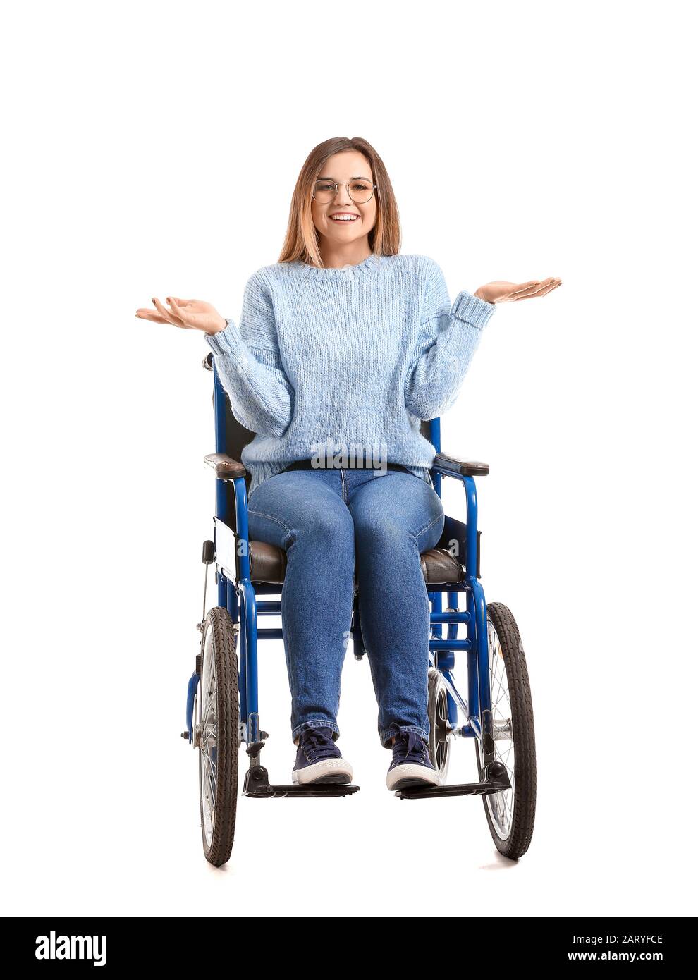 Jeune femme handicapé en fauteuil roulant sur fond blanc Photo Stock - Alamy