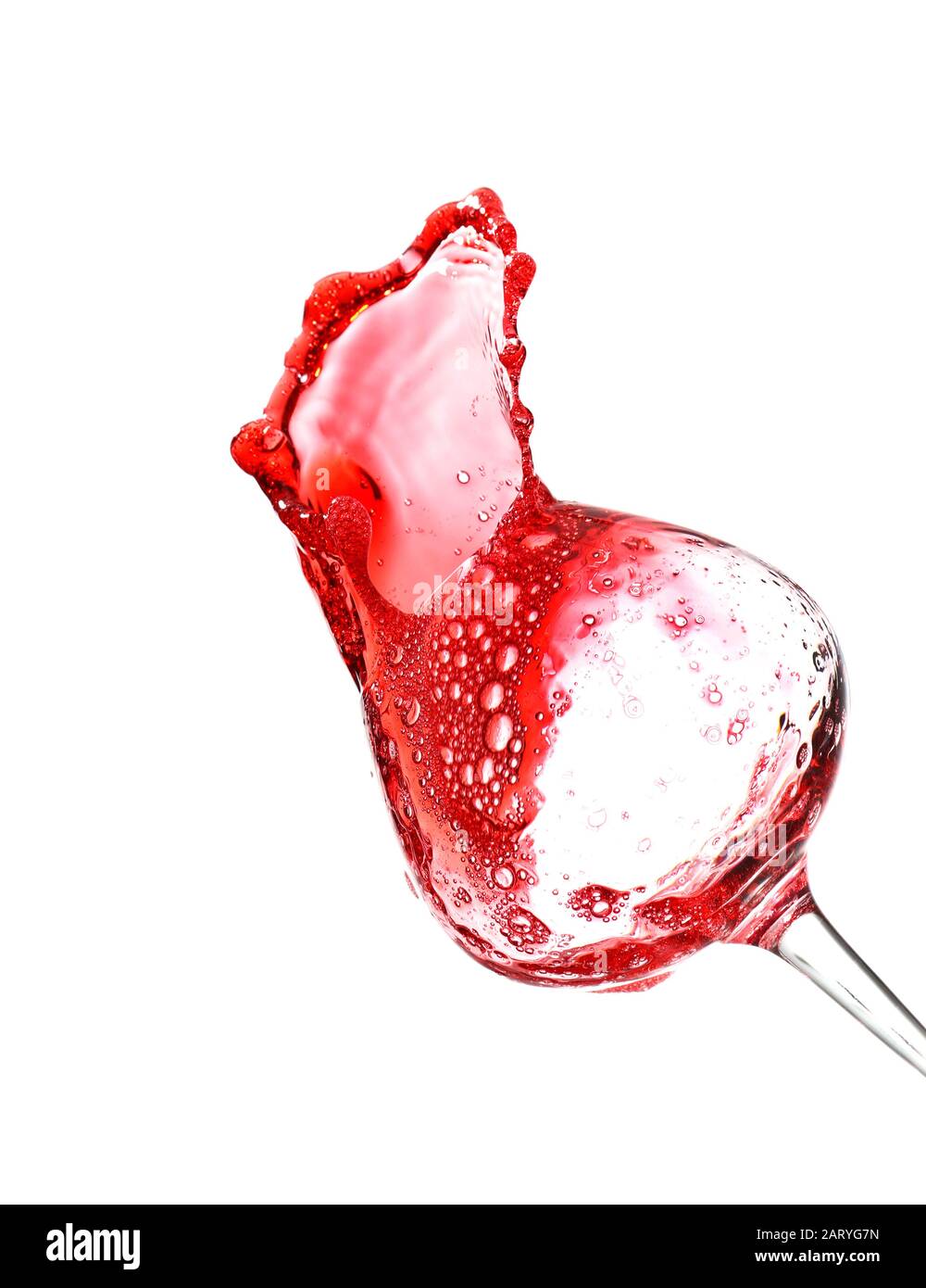 Verre avec vin rouge éclaboussant sur fond blanc Banque D'Images