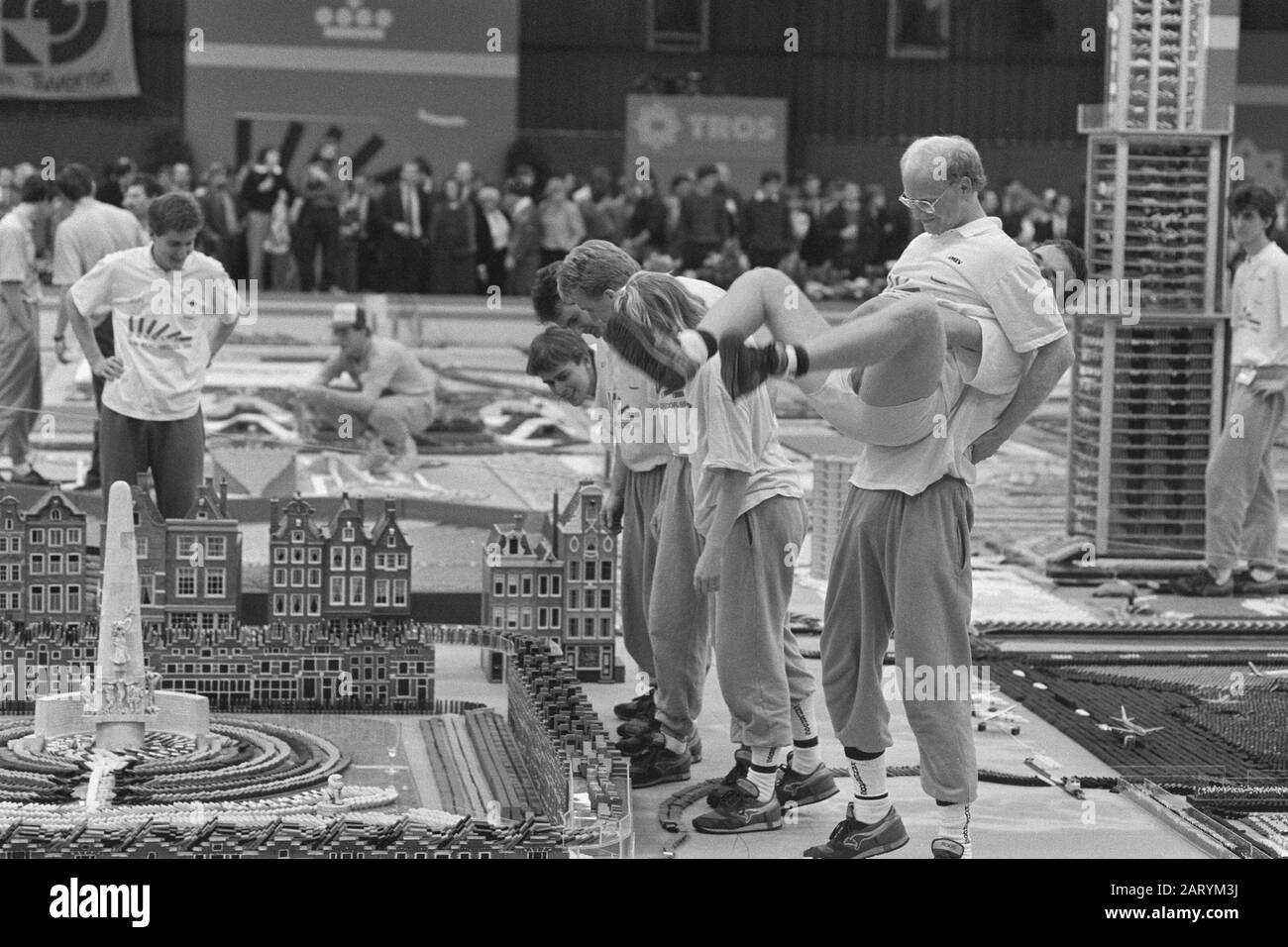 Joie après avoir établi les dominos records du monde tombe sur Lisse Date: 27 décembre 1986 lieu: Lisse mots clés: Worldrecords Banque D'Images